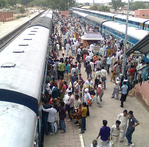 What A Cop Did On An Indian Railway Station Is Extremely Shameful