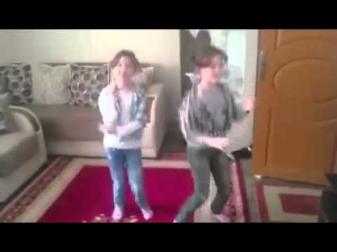 Video: Cute Turkish Twins Dancing To Shah Rukh Khan’s Jabra Fan